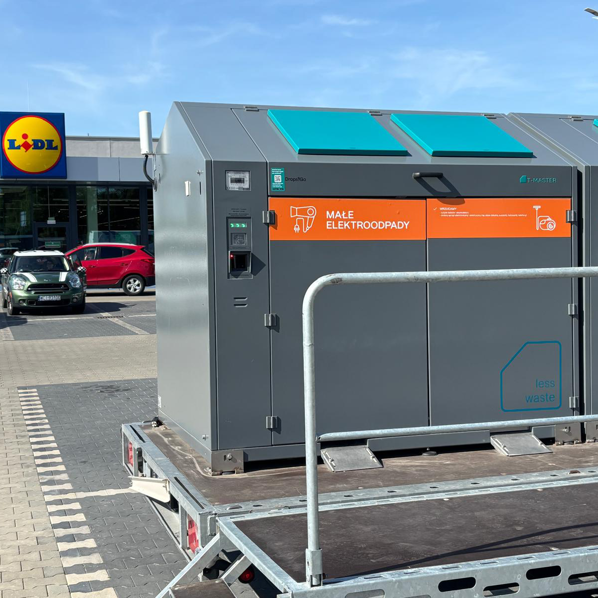Mobilny Punkt Selektywnej Zbiórki Odpadów Komunalnych mPSZOK247 na parkingu przy sklepie